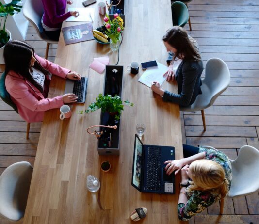 Arbejdsstøj på arbejdspladsen er forstyrrende akustikpanel dæmper arbejdsstøjen